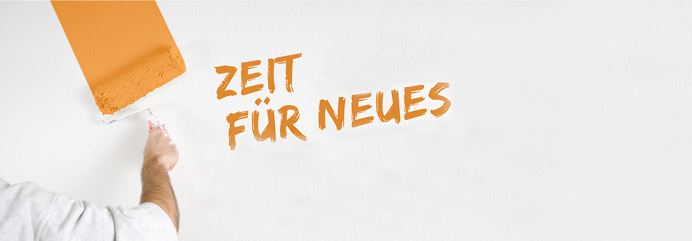 Auf einer Wand steht ein Schriftzug: Zeit für Neues.