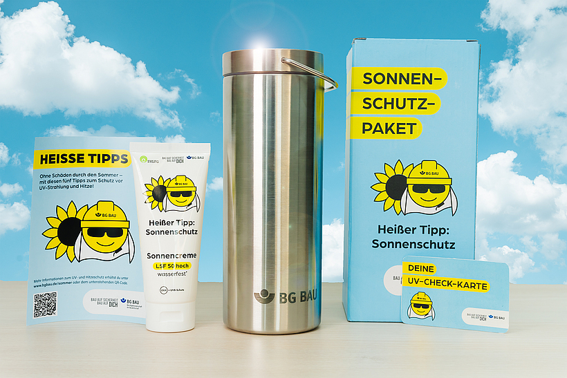 Das Sonnenschutz-Paket der BG BAU mit Trinkflasche, Sonnenschutzcreme, UV-Index-Checkkarte und Informationsmaterial.