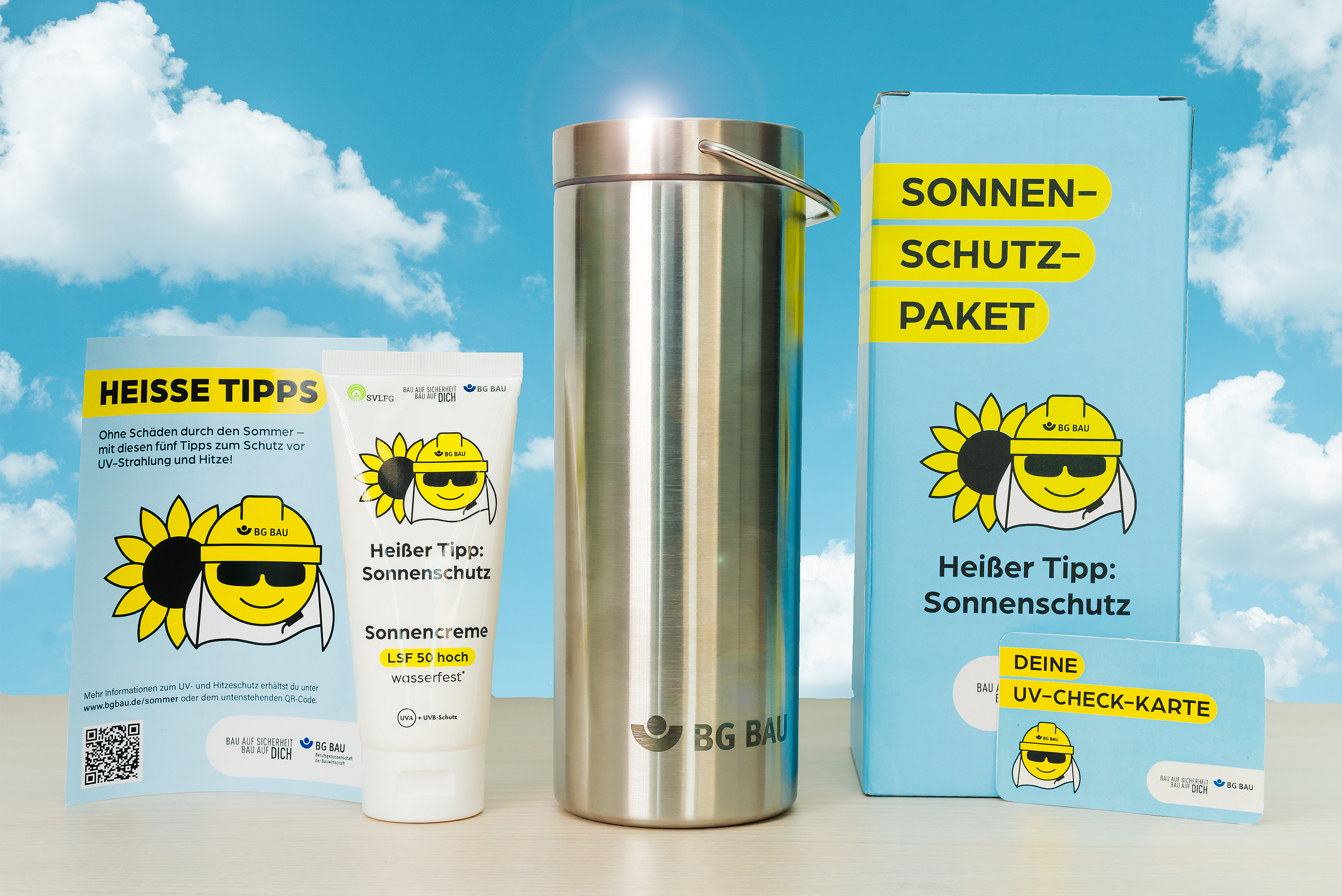 Das Sonnenschutz-Paket der BG BAU mit Trinkflasche, Sonnenschutzcreme, UV-Index-Checkkarte und Informationsmaterial.
