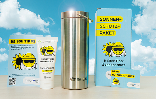 Das Sonnenschutz-Paket der BG BAU mit Trinkflasche, Sonnenschutzcreme, UV-Index-Checkkarte und Informationsmaterial.