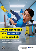 Eine Frau rutscht auf dem nassen Flur aus. Auf dem Bild steht: Wenn der Kollege das Warnschild vergessen hat.
