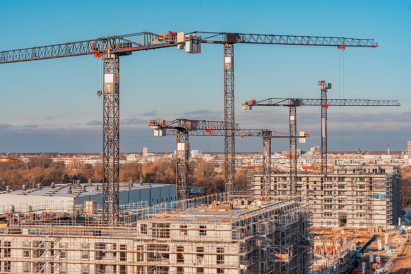 Baustelle Insel Gartenfeld (Berlin) mit Rohbau, Schutzgerüsten und Kränen.
