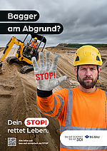 Ein Bauarbeiter mit gelbem Schutzhelm und orangefarbener Warnkleidung hält warnend seine behandschuhte Hand mit der Aufschrift „STOP!“ in die Kamera. Hinter ihm steht ein Bagger gefährlich nah an der Kante einer Baugrube. Im Bild steht: „Bagger am Abgrund? Dein STOP! rettet Leben.“