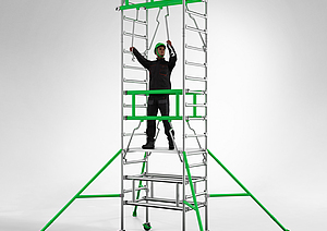 Eine Person steht auf einem mobilen Ein-Personen-Ger&uuml;st.