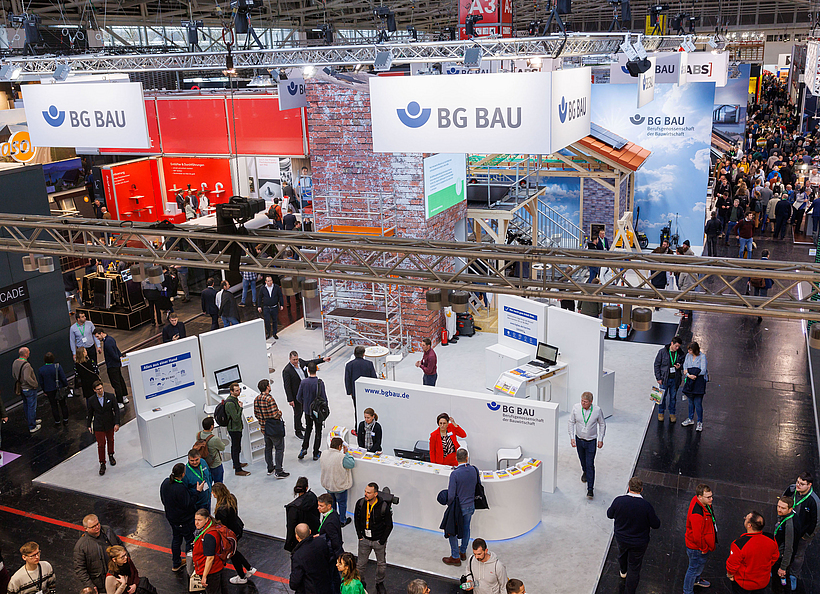 BG BAU-Messestand auf der BAU in München mit vielen Besuchern.