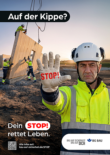 Ein Bauarbeiter mit Schutzhelm und Warnkleidung hält warnend seine behandschuhte Hand mit der Aufschrift „STOP!“ in die Kamera. Hinter ihm halten drei Bauarbeiter ein Fertigbauteil eines Hauses fest, welches umzukippen droht. Im Bild steht: „Auf der Kippe? Dein STOP! rettet Leben.“