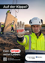 Ein Bauarbeiter mit Schutzhelm und Warnkleidung hält warnend seine behandschuhte Hand mit der Aufschrift „STOP!“ in die Kamera. Hinter ihm halten drei Bauarbeiter ein Fertigbauteil eines Hauses fest, welches umzukippen droht. Im Bild steht: „Auf der Kippe? Dein STOP! rettet Leben.“