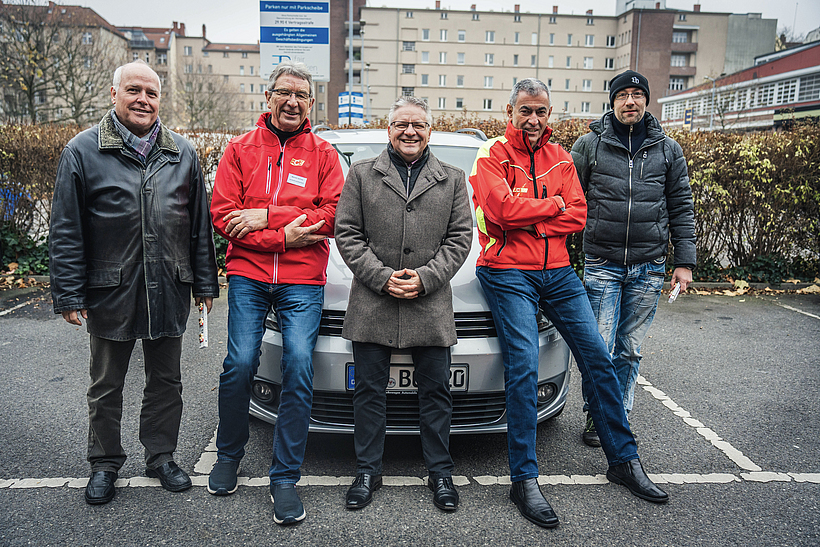 Gruppenbild von Teilnehmern, Trainern und Mathias Neuser, amtierender Vorstandsvorsitzender der BG BAU sowie Vorstandsvorsitzender der Bildungsstätte Linowsee e. V. (Mitte)