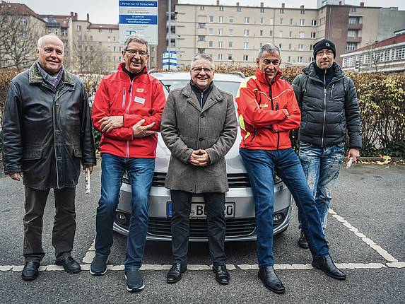 Gruppenbild von Teilnehmern, Trainern und Mathias Neuser, amtierender Vorstandsvorsitzender der BG BAU sowie Vorstandsvorsitzender der Bildungsstätte Linowsee e. V. (Mitte)