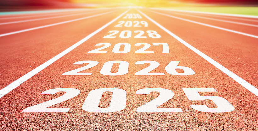 Auf einer Kunststoffbahn (Tartanbahn) stehen die Zahlen 2023, 2024, 2025, 2026, 2027, 2028 und 2029.