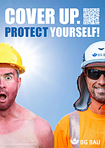 Zwei Bauarbeiter stehen nebeneinander. Einer hat einen freien Oberkörper und hat einen starken Sonnenbrand. der andere ist mit langer Kleidung, Sonnenbrille und Helm mit Nackenschutz gut geschützt.