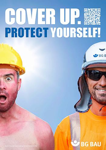 Zwei Bauarbeiter stehen nebeneinander. Einer hat einen freien Oberkörper und hat einen starken Sonnenbrand. Der andere ist mit langer Kleidung, Sonnenbrille und Schutzhelm mit Nackenschutz gut geschützt.