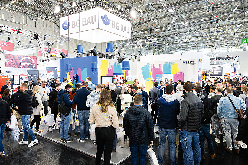 BG BAU-Messestand auf der FAF (Farbe, Ausbau und Fassade) mit vielen Besuchern.