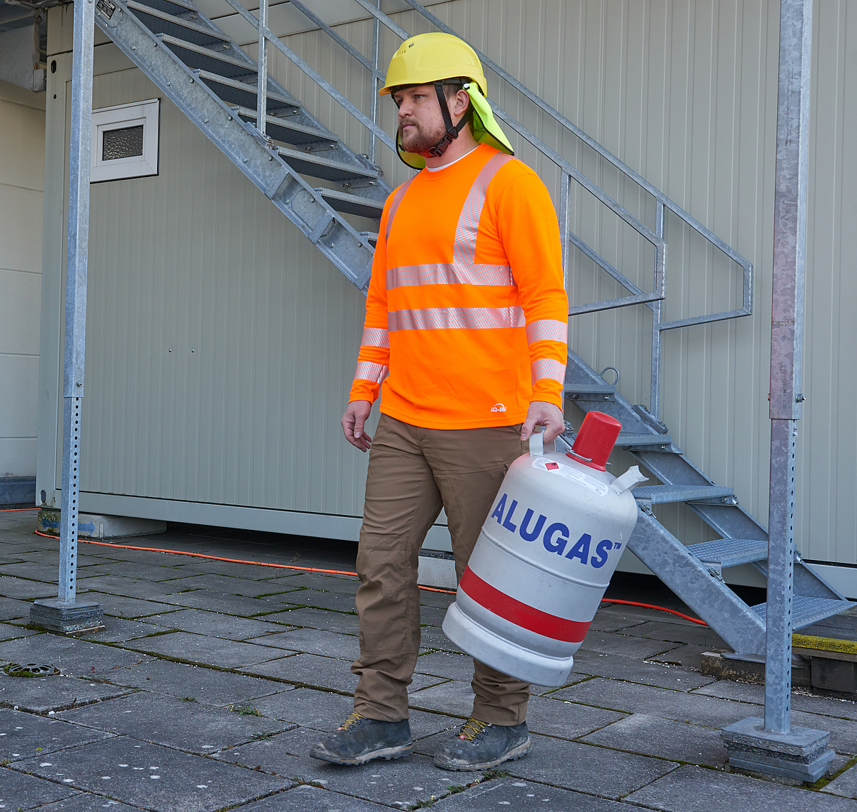 Ein Mann transportiert eine Gasflasche