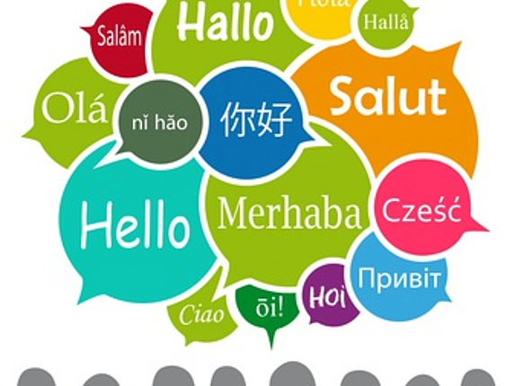 Illustration von Sprechblasen mit dem Wort Hallo in verschiedenen Sprachen: Hello, Ola, Merhaba, Salut, Ciao.