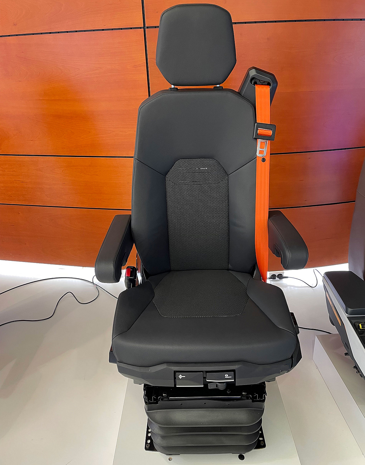 Ergonomischer Fahrersitz für Radlader Drehbarer, orthopädischer und vibrationsgedämpfter Fahrersitz.