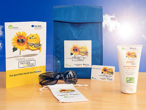 Zusammenstellung des UV-Schutz-Pakets: Sonnencreme, Sonnenbrille mit Beutel, UV-Check-Karte und Informationsmaterial zum UV-Schutz