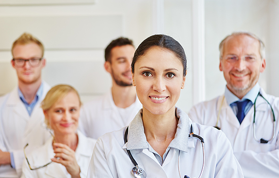 Portraitaufnahme von Ärzten in einem Krankenhaus.