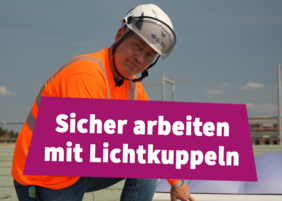Aufsichtsperson Denny Hillert zeigt auf ein Piktogramm an einer Lichtkuppel. Davor steht der Schriftzug: "Sicher arbeiten mit Lichtkuppeln".