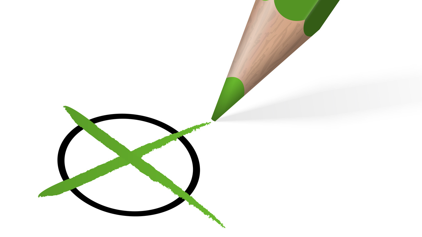 Illustration eines grünen Stiftes, der einen Fragebogen ankreuzt.