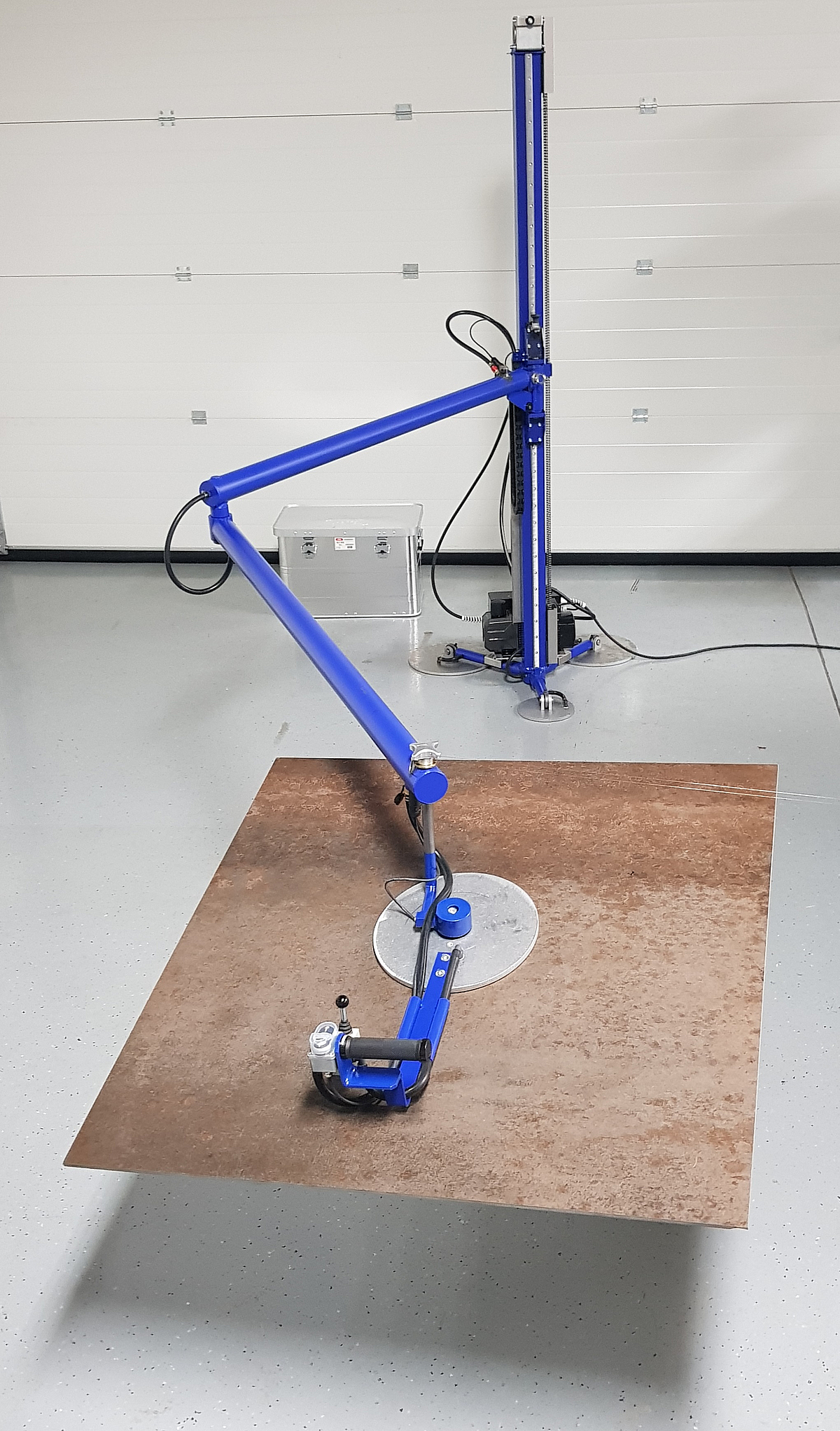 Vakuumheber für großformatige Fliesen in Ruhestellung mit eingeklapptem Hebearm.