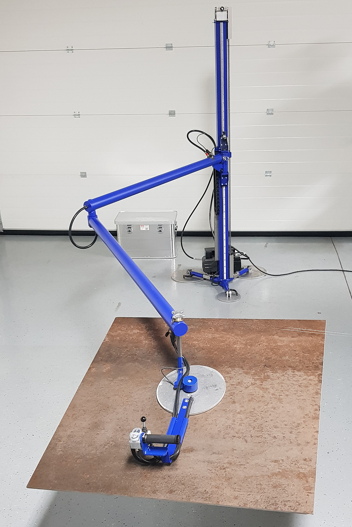 Vakuumheber in Ruhestellung Vakuumheber für großformatige Fliesen in Ruhestellung mit eingeklapptem Hebearm.
