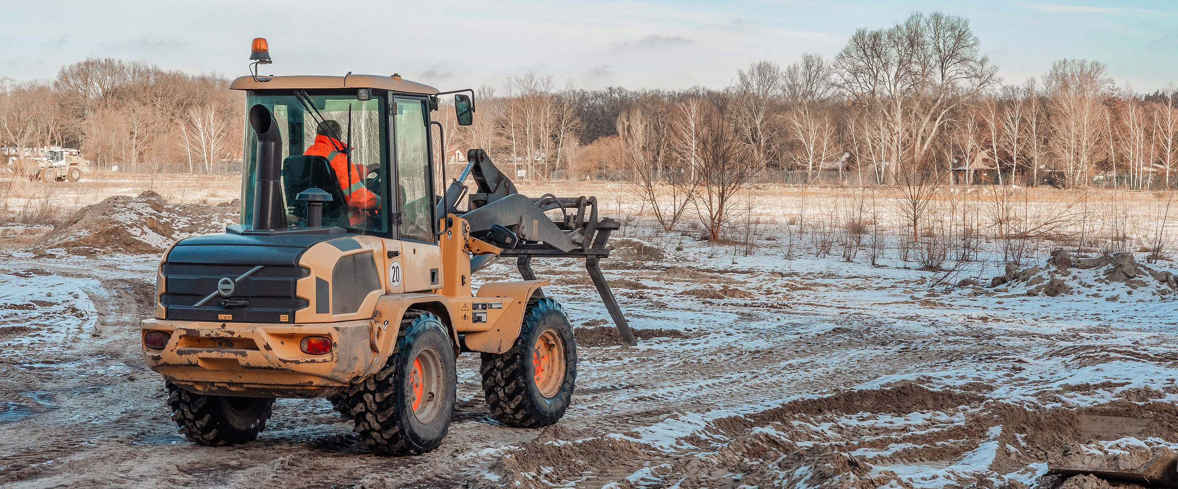 Ein Baumaschine auf einer Baustelle im Winter