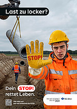 Ein Bauarbeiter mit gelbem Schutzhelm und orangefarbener Warnkleidung hält warnend seine behandschuhte Hand mit der Aufschrift „STOP!“ in die Kamera. Hinter ihm läuft ein Bauarbeiter unter einer Last durch, die mit einem Bagger angehoben und bewegt wird. Im Bild steht: „Last zu locker? Dein STOP! rettet Leben.“