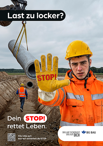 Ein Bauarbeiter mit gelbem Schutzhelm und orangefarbener Warnkleidung hält warnend seine behandschuhte Hand mit der Aufschrift „STOP!“ in die Kamera. Hinter ihm läuft ein Bauarbeiter unter einer Last durch, die mit einem Bagger angehoben und bewegt wird. Im Bild steht: „Last zu locker? Dein STOP! rettet Leben.“ 