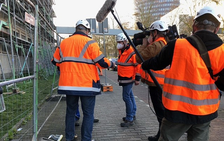 Zwei Aufsichtspersonen kontrollieren eine Baustelle (Achtung Kontrolle!)