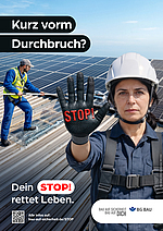 Ein Bauarbeiterin mit Schutzhelm und in PSA hält warnend ihre behandschuhte Hand mit der Aufschrift „STOP!“ in die Kamera. Hinter ihr steht ein Bauarbeiter in Basecap auf einem Dach und tritt auf eine nicht durchsturzsichere Lichtplatte, während er die PV-Anlage mit einer Bürste reinigt. Im Bild steht: „Kurz vorm Durchbruch? Dein STOP! rettet Leben.“
