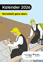 Illustration zweier Dachdecker auf einem geneigten Dach, beide mit gelben Schutzhelmen und Sicherungsausrüstung, während einer mit Hammer arbeitet und der andere daneben sitzt. Oben stehen „Kalender 2026“ und „Sicherheit ganz oben“, unten die Logos von „Bau auf Sicherheit, Bau auf dich“ und der BG BAU.