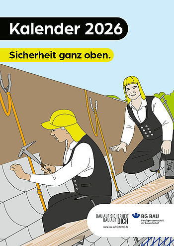 Illustration zweier Dachdecker auf einem geneigten Dach, beide mit gelben Schutzhelmen und Sicherungsausrüstung, während einer mit Hammer arbeitet und der andere daneben sitzt. Oben stehen „Kalender 2026“ und „Sicherheit ganz oben“, unten die Logos von „Bau auf Sicherheit, Bau auf dich“ und der BG BAU.