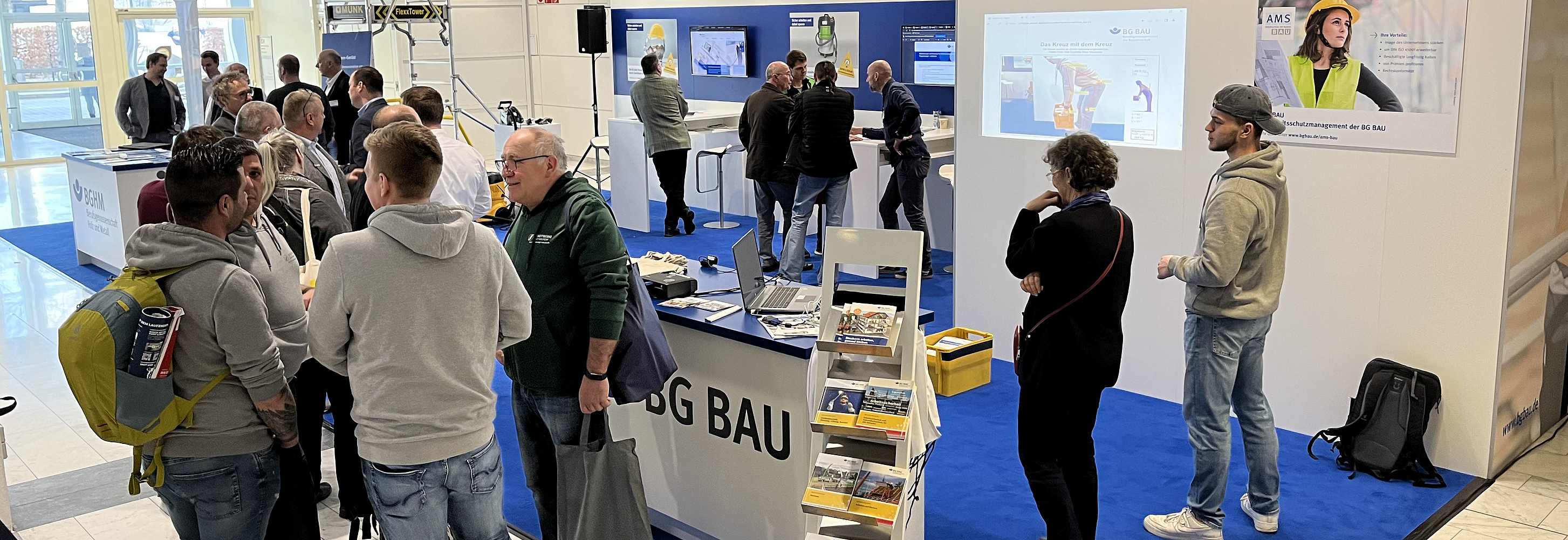 Messebesucher am Stand der BG BAU auf der ISH.