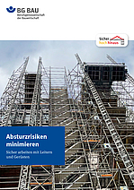 Titelbild des Flyers "Absturzrisiken minimieren" mit einem mehrstöckigen, eingerüsteten Gebäude