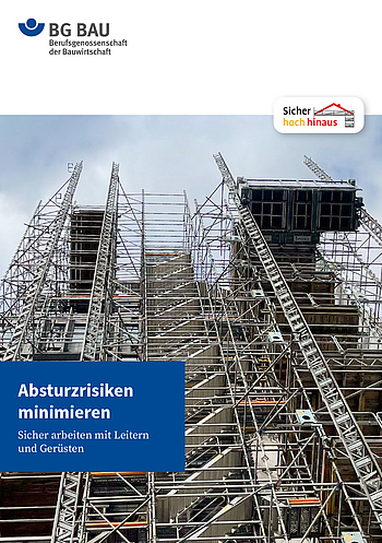 Titelbild des Flyers "Absturzrisiken minimieren" mit einem mehrstöckigen, eingerüsteten Gebäude