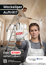 Eine Frau in Arbeitskleidung hält warnend ihre Hand mit der Aufschrift „STOP!“ in die Kamera. Hinter ihr steht ein Maler unsicher weit oben auf einer Stehleiter und streicht mit einer Farbrolle eine Wand. Im Bild steht: „Wackeliger Auftritt? Dein STOP! rettet Leben.“