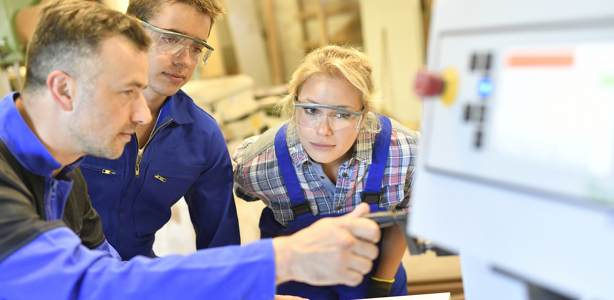 Lehrer erklärt Schülern einen Arbeitsschritt.