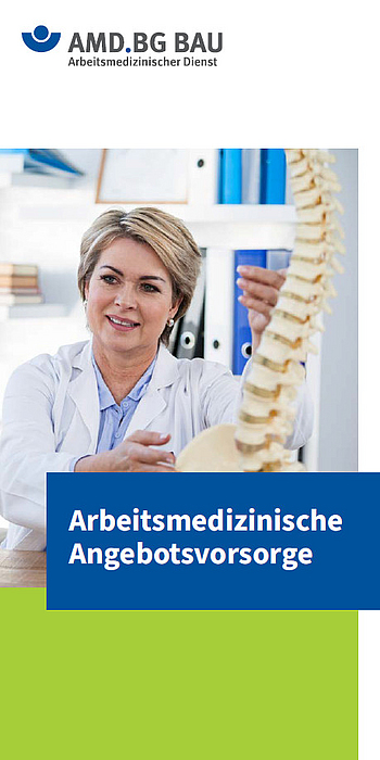 Titelbild des AMD-Flyers: Eine Arbeitsmedizinerin betrachtet ein großes Ohrmodell am Schreibtisch.