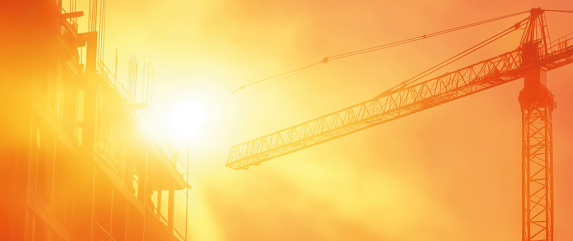 Sonne und hohe Hitze auf einer Baustelle mit einem Kran.