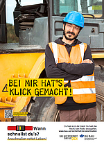 Ein Bauarbeiter mit Helm und Warnweste steht an einem Baufahrzeug. Darunter steht der Schriftzug: Bei mir hat’s Klick gemacht!