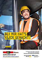Ein Bauarbeiter mit Helm und Warnweste steht an einem Baufahrzeug. Darunter steht der Schriftzug: Bei mir hat’s Klick gemacht!