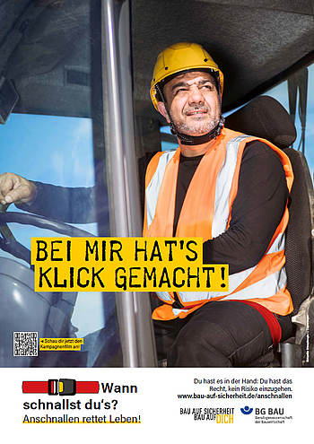 Ein Bauarbeiter mit Helm und Warnweste steht an einem Baufahrzeug. Darunter steht der Schriftzug: Bei mir hat’s Klick gemacht!