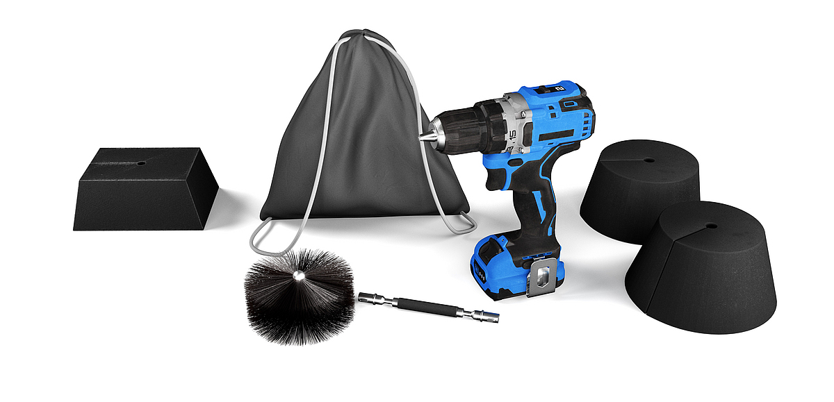 Ein Set für Schornsteinfeger, bestehend aus einem blauer Akku-Bohrschrauber, zwei schwarzen Schaumstoffkegel, einer runden Bürste mit Stiel, einem grauen Stoffbeutel und einem schwarzen rechteckigen Schaumstoffstück.