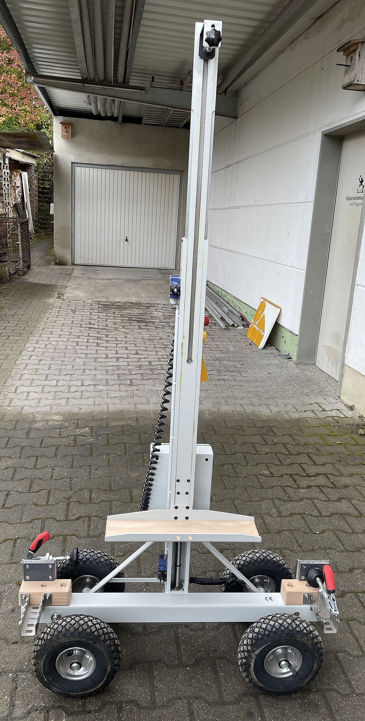 Transportwagen f&uuml;r Natursteinplatten und Fliesen mit elektrischem Antrieb.