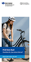 Frau mit Helm und Rucksack pumpt mit einer Stand-Luftpumpe den Reifen eines Fahrrades auf.