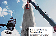 Titelseite der BauPortal 4/2025, das einen Betonpfeiler, einen Kran sowie eine Hubsteiger auf der Brückenbaustelle Sechshelden zeigt. 