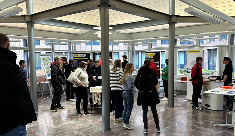 Teilnehmende der Gesundheitstage 2025  der BG BAU in Hannover informieren sich an den Ständen der Veranstaltung.