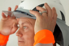Ausschnitt aus TikTok-Video: Aufsichtsperson mit Helm gibt 4 Tipps zum UV-Schutz.