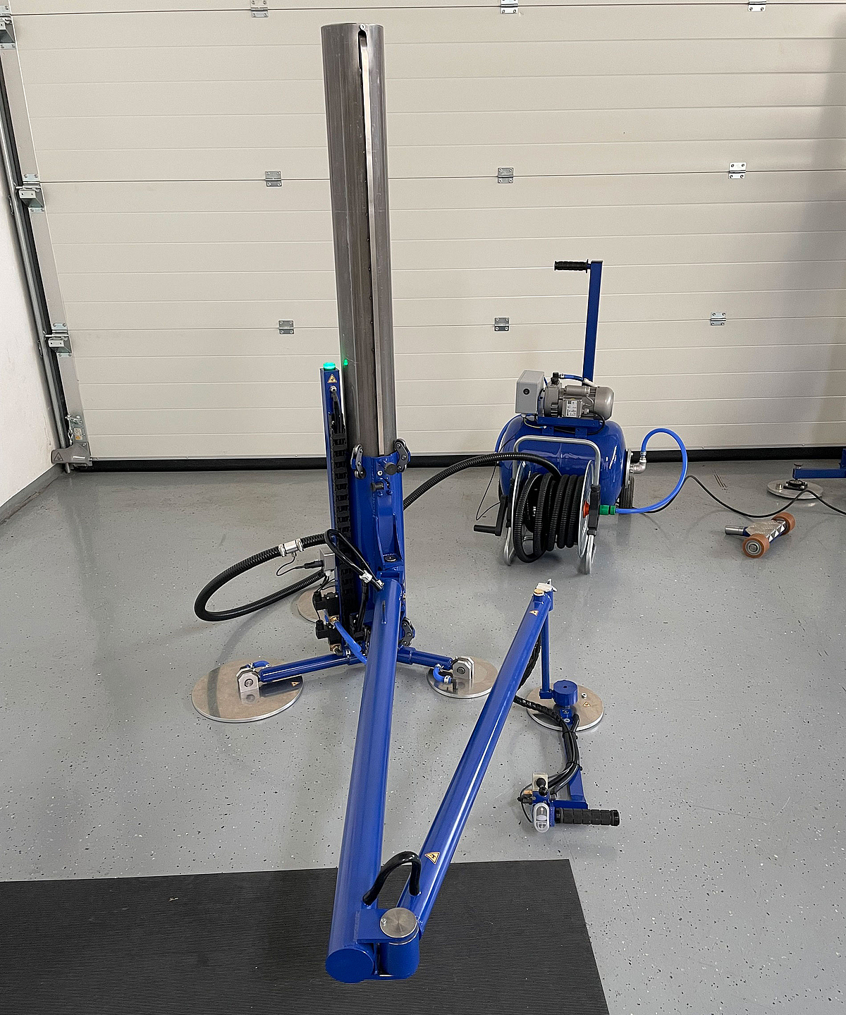 Vakuumheber in Ruhestellung Vakuumheber für großformatige Fliesen in Ruhestellung mit eingeklapptem Hebearm.